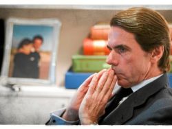 Aznar: `É impossível enfrentar a crise económica sem enfrentar a crise política´
